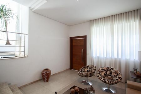 Casa à venda com 303m², 4 quartos e 6 vagasSala 1