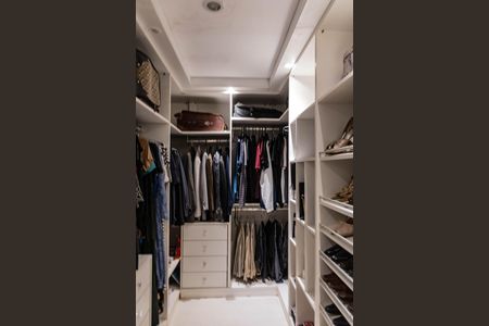 Casa para alugar com 400m², 4 quartos e 3 vagas Casa para alugar com 400m², 4 quartos e 3 vagasCloset da suíte 1