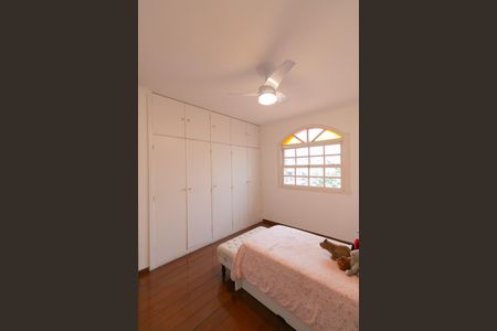 Casa à venda com 346m², 5 quartos e 4 vagas Casa à venda com 346m², 5 quartos e 4 vagasQuarto 3
