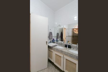 Casa à venda com 346m², 5 quartos e 4 vagas Casa à venda com 346m², 5 quartos e 4 vagasBanheiro 2
