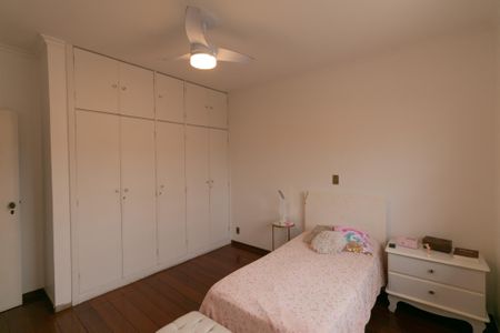 Casa à venda com 346m², 5 quartos e 4 vagas Casa à venda com 346m², 5 quartos e 4 vagasQuarto 2