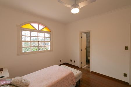 Casa à venda com 346m², 5 quartos e 4 vagas Casa à venda com 346m², 5 quartos e 4 vagasQuarto 2
