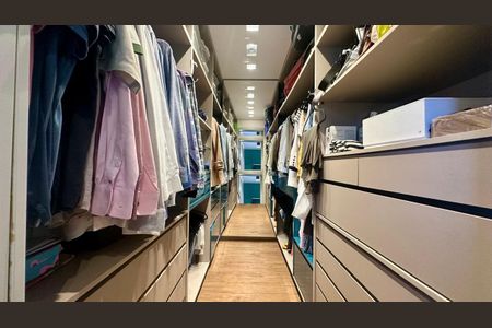 Apartamento à venda com 150m², 4 quartos e 3 vagasCloset Suíte 1