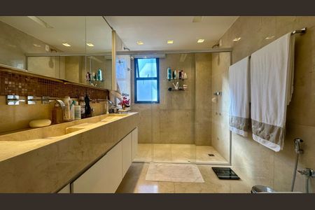 Apartamento à venda com 150m², 4 quartos e 3 vagasBanheiro da Suíte 1