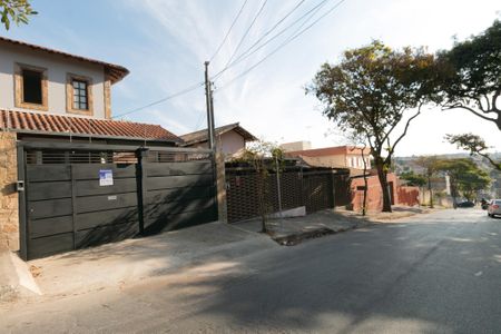 Casa à venda com 180m², 3 quartos e 2 vagas Casa à venda com 180m², 3 quartos e 2 vagasFachada