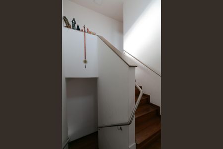 Casa à venda com 180m², 3 quartos e 2 vagas Casa à venda com 180m², 3 quartos e 2 vagasEscada