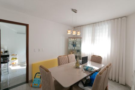 Casa à venda com 180m², 3 quartos e 2 vagas Casa à venda com 180m², 3 quartos e 2 vagasSala de Jantar