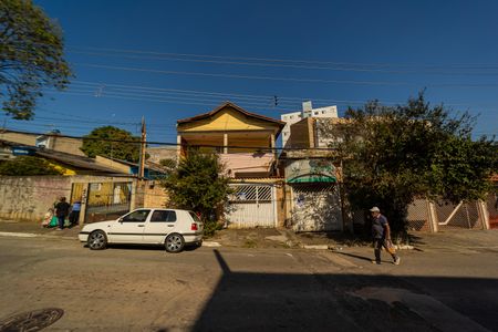 Casa à venda com 350m², 2 quartos e 4 vagas Casa à venda com 350m², 2 quartos e 4 vagasFachada
