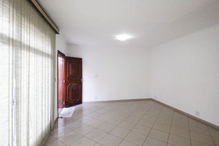 Casa à venda com 300m², 3 quartos e 3 vagas Casa à venda com 300m², 3 quartos e 3 vagasSala