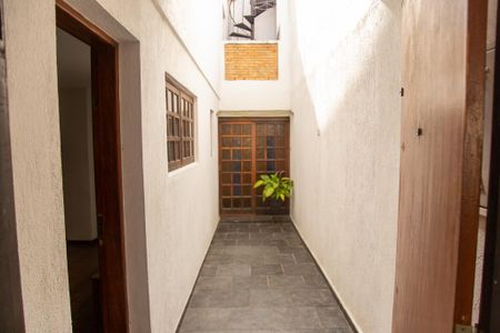 Casa à venda com 191m², 2 quartos e 2 vagas Casa à venda com 191m², 2 quartos e 2 vagasCorredor