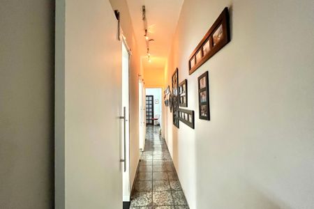 Casa à venda com 190m², 3 quartos e 2 vagas Casa à venda com 190m², 3 quartos e 2 vagasCorredor