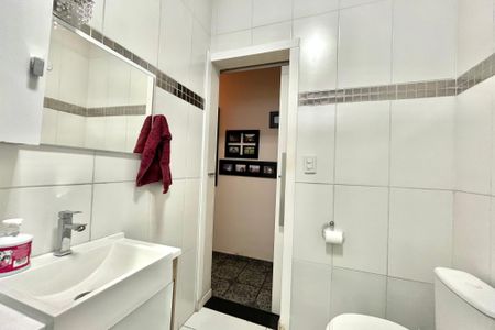 Casa à venda com 190m², 3 quartos e 2 vagas Casa à venda com 190m², 3 quartos e 2 vagasBanheiro Social