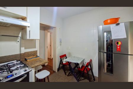 Apartamento à venda com 140m², 4 quartos e 2 vagas Apartamento à venda com 140m², 4 quartos e 2 vagasCozinha e Área de Serviço