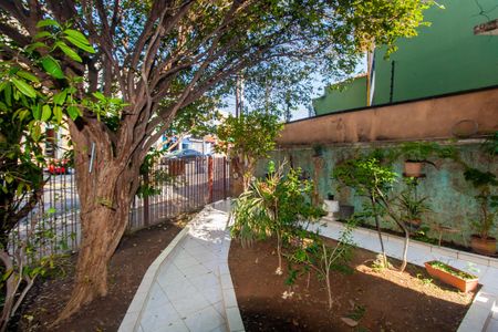 Casa à venda com 220m², 2 quartos e 4 vagas Casa à venda com 220m², 2 quartos e 4 vagasEntrada