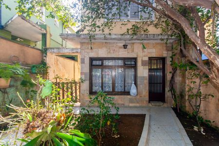 Casa à venda com 220m², 2 quartos e 4 vagas Casa à venda com 220m², 2 quartos e 4 vagasEntrada