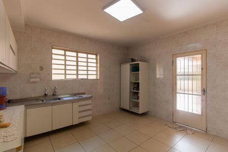 Casa à venda com 220m², 2 quartos e 4 vagas Casa à venda com 220m², 2 quartos e 4 vagasCozinha