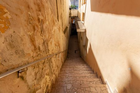 Casa à venda com 220m², 2 quartos e 4 vagas Casa à venda com 220m², 2 quartos e 4 vagasEscada de acesso