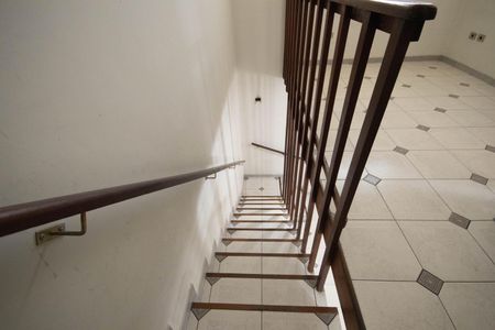 Casa à venda com 178m², 4 quartos e 2 vagas Casa à venda com 178m², 4 quartos e 2 vagasEscada