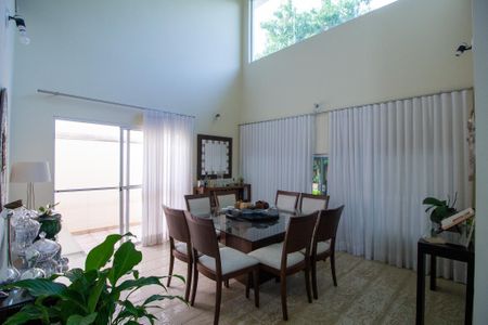 Casa de condomínio para alugar com 340m², 4 quartos e 3 vagas Casa de condomínio para alugar com 340m², 4 quartos e 3 vagasSala