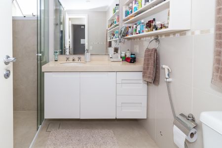 Apartamento à venda com 171m², 4 quartos e 3 vagas Apartamento à venda com 171m², 4 quartos e 3 vagasBanheiro da Suíte 1