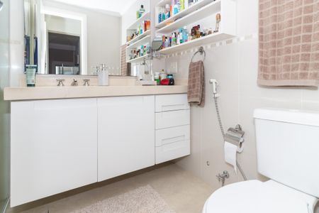 Apartamento à venda com 171m², 4 quartos e 3 vagas Apartamento à venda com 171m², 4 quartos e 3 vagasBanheiro da Suíte 1