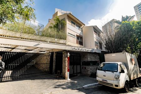 Casa de condomínio à venda com 343m², 3 quartos e 3 vagas Casa de condomínio à venda com 343m², 3 quartos e 3 vagasFachada e portaria