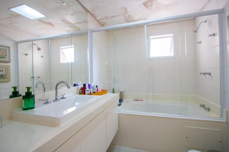 Apartamento à venda com 118m², 3 quartos e 4 vagas Apartamento à venda com 118m², 3 quartos e 4 vagasBanheiro da Suíte