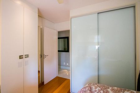 Apartamento à venda com 118m², 3 quartos e 4 vagas Apartamento à venda com 118m², 3 quartos e 4 vagasQuarto 1