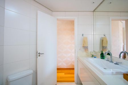 Apartamento à venda com 118m², 3 quartos e 4 vagas Apartamento à venda com 118m², 3 quartos e 4 vagasBanheiro da Suíte