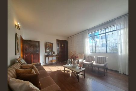 Casa à venda com 360m², 4 quartos e 4 vagas Casa à venda com 360m², 4 quartos e 4 vagasSala