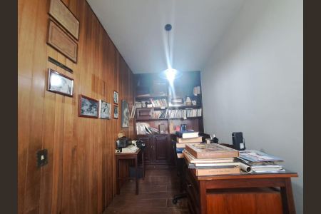 Casa à venda com 360m², 4 quartos e 4 vagas Casa à venda com 360m², 4 quartos e 4 vagasEscritório
