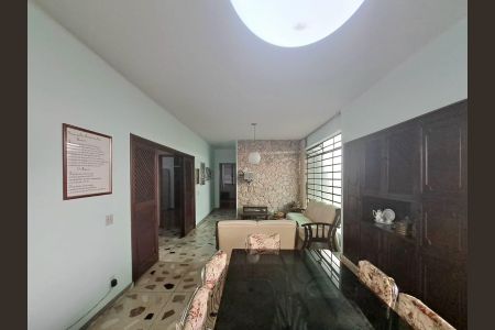 Casa à venda com 360m², 4 quartos e 4 vagas Casa à venda com 360m², 4 quartos e 4 vagasSala