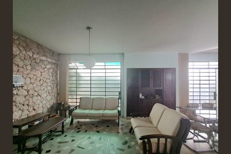Casa à venda com 360m², 4 quartos e 4 vagas Casa à venda com 360m², 4 quartos e 4 vagasSala