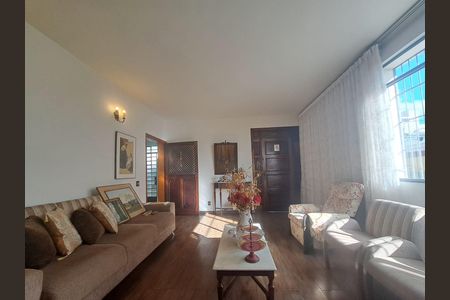 Casa à venda com 360m², 4 quartos e 4 vagas Casa à venda com 360m², 4 quartos e 4 vagasSala