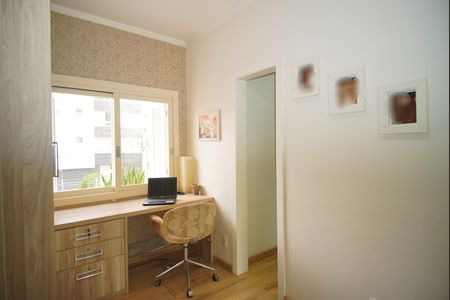 Casa à venda com 240m², 3 quartos e 4 vagasSuíte - Escritório