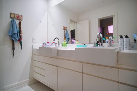 Casa à venda com 240m², 3 quartos e 4 vagasBanheiro das Suíte Americanas 2 e 3