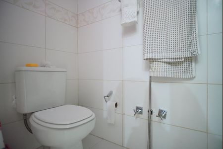 Casa à venda com 240m², 3 quartos e 4 vagasBanheiro das Suítes Americanas 2 e 3