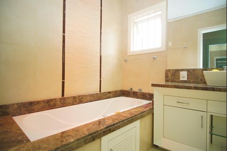 Casa à venda com 240m², 3 quartos e 4 vagasBanheiro da Suíte