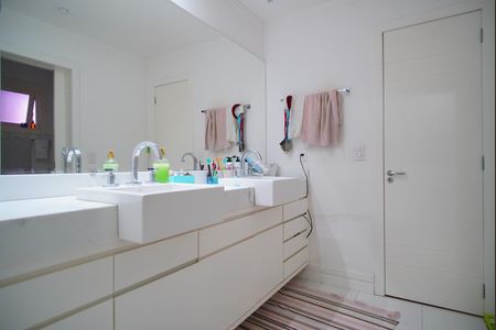 Casa à venda com 240m², 3 quartos e 4 vagasBanheiro das Suítes Americanas 2 e 3