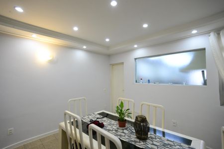 Casa à venda com 170m², 4 quartos e 2 vagasSala