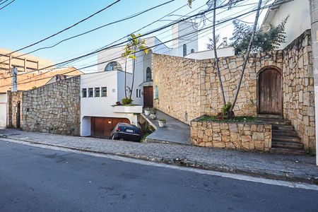 Casa à venda com 541m², 4 quartos e 2 vagas Casa à venda com 541m², 4 quartos e 2 vagasFachada
