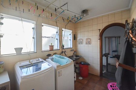 Casa à venda com 541m², 4 quartos e 2 vagas Casa à venda com 541m², 4 quartos e 2 vagasÁrea de Serviço