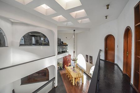 Casa à venda com 541m², 4 quartos e 2 vagas Casa à venda com 541m², 4 quartos e 2 vagasHall dos Quartos