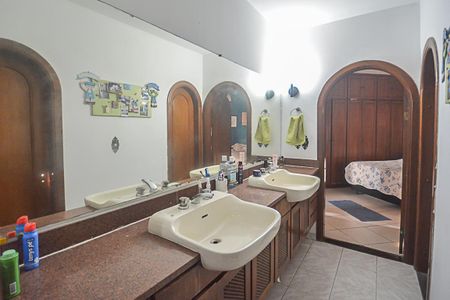 Casa à venda com 541m², 4 quartos e 2 vagas Casa à venda com 541m², 4 quartos e 2 vagasBanheiro da Suíte 4