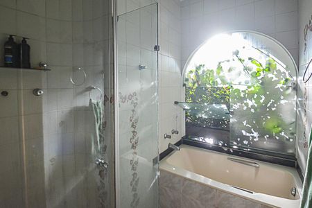 Casa à venda com 541m², 4 quartos e 2 vagas Casa à venda com 541m², 4 quartos e 2 vagasBanheiro da Suíte 4