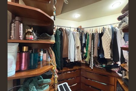 Apartamento à venda com 105m², 3 quartos e 2 vagas Apartamento à venda com 105m², 3 quartos e 2 vagasCloset da suíte