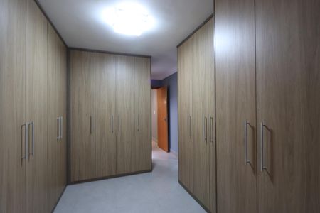 Casa à venda com 240m², 3 quartos e 2 vagasSuíte 2 (Closet)
