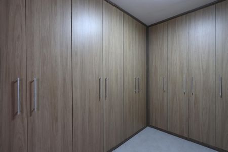 Casa à venda com 240m², 3 quartos e 2 vagasSuíte 2 (Closet)