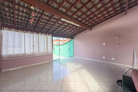 Casa à venda com 192m², 3 quartos e 2 vagas Casa à venda com 192m², 3 quartos e 2 vagasÁrea Externa