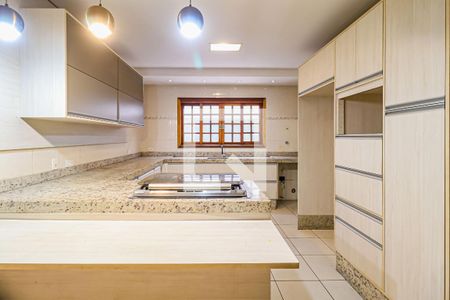 Casa à venda com 250m², 5 quartos e 5 vagas Casa à venda com 250m², 5 quartos e 5 vagasCozinha